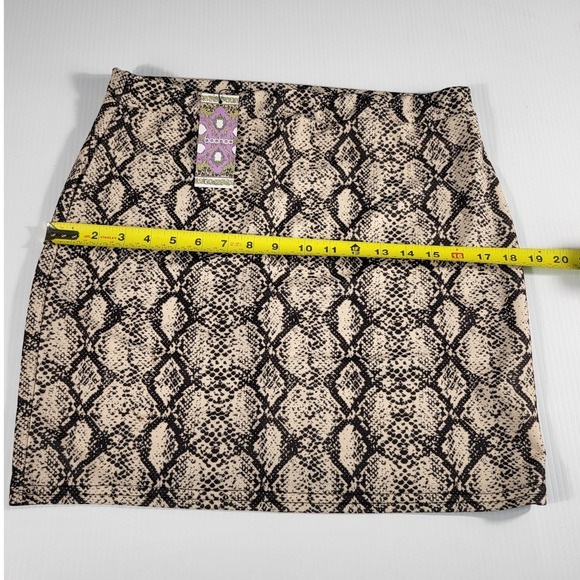 Boohoo Snakeskin Mini Skirt Animal Print Party Fashion Forward Size US12 - Picture 5 of 6